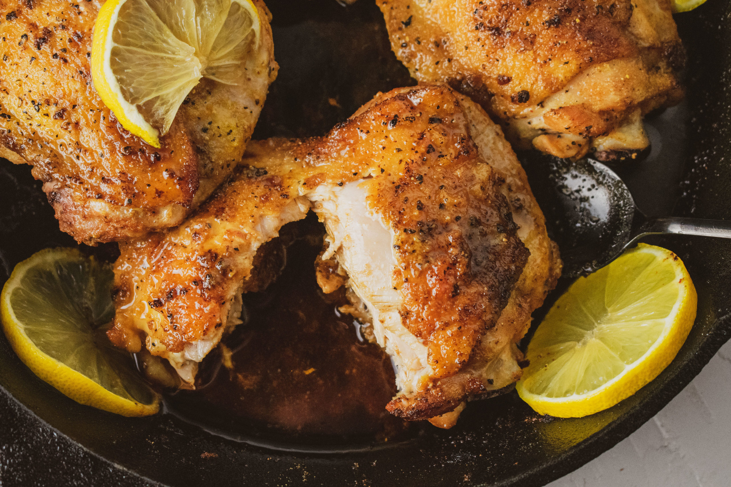 You are currently viewing Crispy Lemon Pepper Chicken Thighs: A Flavorful Twist on a Classic Dish